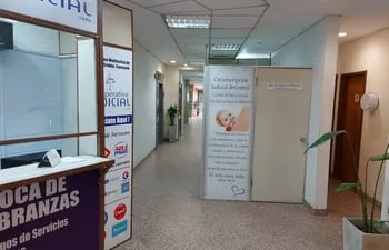 En la imagen se puede ver la sala de lactancia materna que ocupa parte del pasillo del juzgado de San Lorenzo, además de otras oficinas.