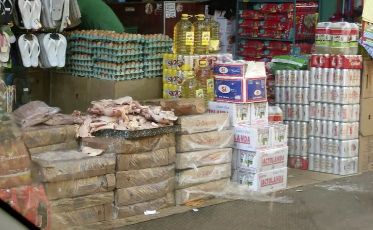 Cajas con pollos ingresadas de contrabando desde el Brasil son una constante en el este del país.