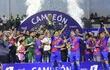 Los jugadores de Cerro Porteño festejan el título de campeón del torneo Apertura 2023 de la Liga Premium de Futsal FIFA en el Ceo del Comité Olímpico Paraguayo, en Luque.