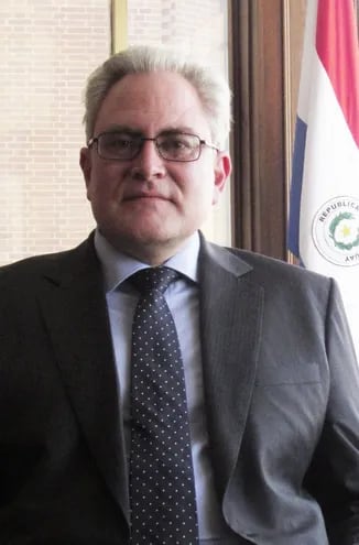 Ricardo Scavone Yegros, embajador paraguayo en España. Renunció para acogerse a los beneficios de la jubilación.