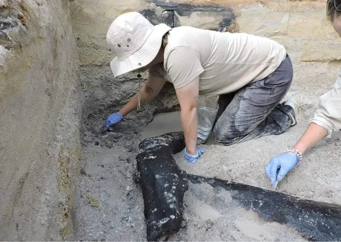 La Universidad de Liverpool muestra a arqueólogos trabajando durante la excavación de una estructura de madera en el sitio prehistórico de las cataratas de Kalambo en Zambia.