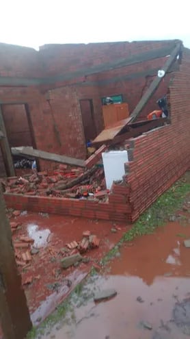 Numerosas viviendas fueron afectadas por el temporal con granizos que se registró la tarde de hoy en el nordeste de Itapúa.