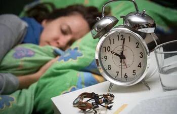dormir-mucho-puede-dar-sueno-y-no-dormir-estimular-la-vigilia-advierten-los-expertos--20043000000-1816394.jpeg