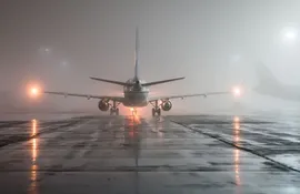 El aeropuerto estuvo cerrado por más de tres horas ayer debido a la intensa niebla.