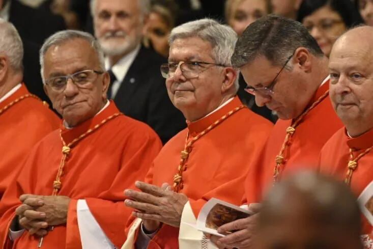 Adalberto Martínez, en medio de la foto, en el acto de su designación como cardenal.