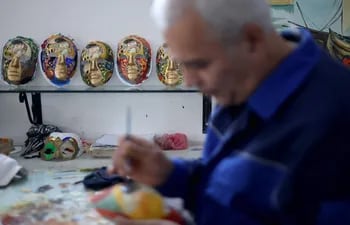 Un artista trabaja en una máscara de carnaval en el taller Venice Art Mask en Shkoder, mientras más de dos docenas de artesanos en un pintoresco estudio en el norte de Albania dan los toques finales a una serie de elegantes máscaras venecianas destinadas a bailes.