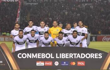 Jugadores de Olimpia forman en un partido de la fase de grupos de la Copa Libertadores entre Melgar y Olimpia en el estadio Monumental de la UNSA, Arequipa (Perú).
