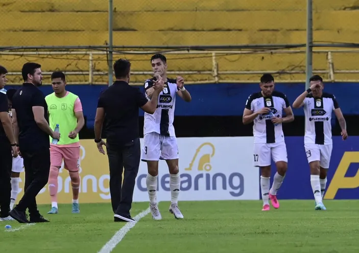 Iván Almeida (i), entrenador de Tacuary, celebra un gol con su hijo, Matías Almeida, en el partido contra Sportivo Luqueño por la décima fecha del torneo Clausura 2023 del fútbol paraguayo en el estadio Feliciano Cáceres, en Luque.