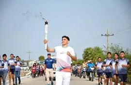 La llama de la antorcha olímpica de los juegos Odesur 2022, recorriendo las principales calles de Fuerte Olimpo en el Chaco.