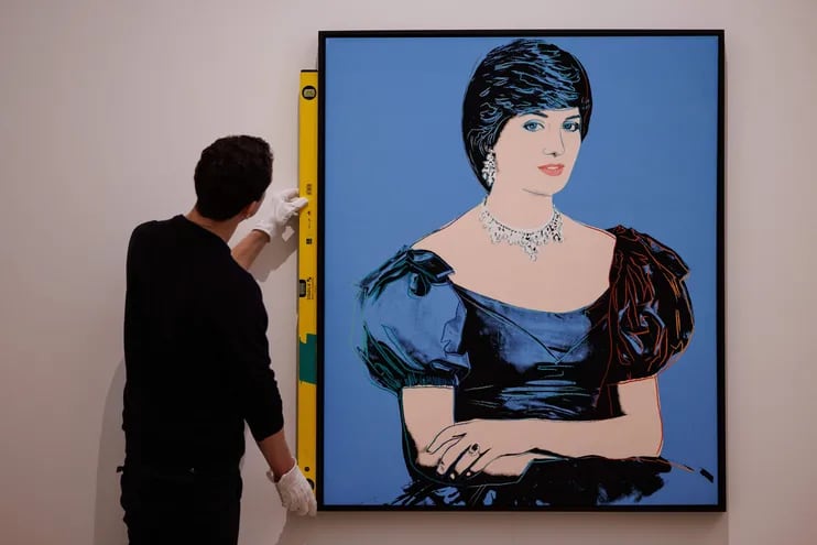 El retrato de Diana de Gales que hizo Andy Warhol, de fondo azul al igual que los ojos y el anillo de zafiro de la difunta princesa, se subastó este jueves en la casa Phillips de Londres por 2,4 millones de libras (2,8 millones de euros, 3 millones de dólares).