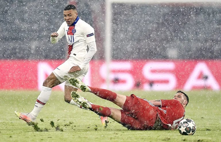 Kylian Mbappé deja en el piso al defensor alemán Niklas Süle, durante el partido que París SG ganó 3-2 al Bayern.