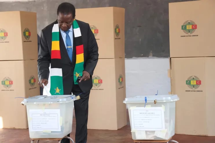 El presidente de Zimbabue, Emmerson Mnangagwa fue declarado vencedor de las elecciones generales celebradas los pasados 23 y 24 de agosto en el país africano con un 52,6 % de los votos, anunció hoy la Comisión Electoral de Zimbabue (ZEC).