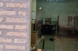 Los ladrones violentaron la cerradura de la ventana para ingresar a la oficina y concretar el hurto.