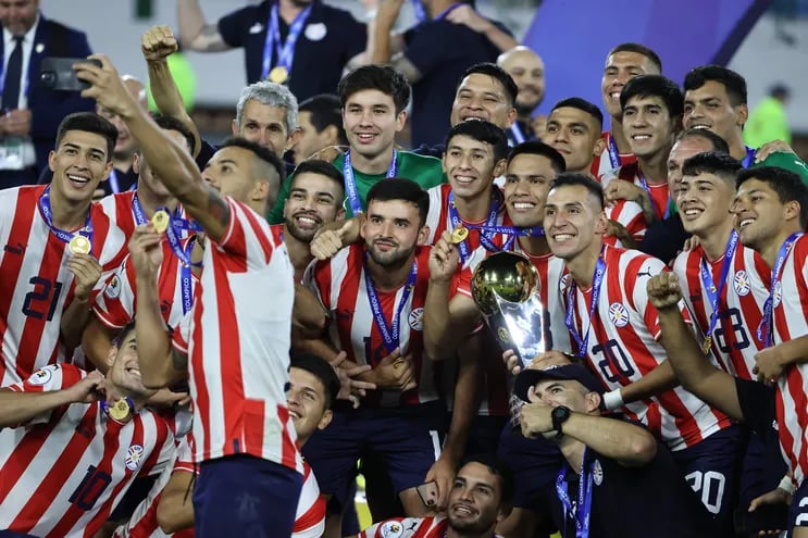 Los jugadores de Paraguay se toman una foto con el trofeo de campeón del Preolímpico Sub 23 en el estadio Nacional Brígido Iriarte, en Caracas, Venezuela.