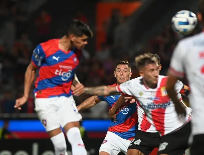 Diego Churín (c), jugador de Cerro Porteño, observa como Robert Morales cabecea para convertir el único tanto de la victoria sobre Curicó Unido en La Nueva Olla de Asunción por la vuelta de la Fase 2 de la Copa Libertadores.