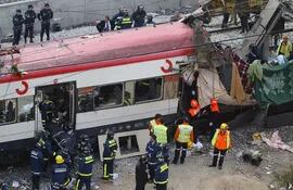 Rescatistas trabajan en un tren destruido por una bomba en la estación de Atocha, en Madrid, el 11 de marzo de 2003.