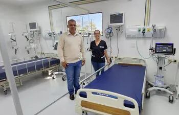 Dr. Cristian Acuña, director Regional y la Dra. Amalia Dávalos, jefa terapista de la nueva UTI de Saltos del Guairá