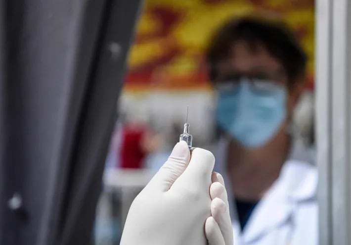 Dosis de la vacuna china Sinopharm anticovid. Más países se suman a la propuesta de liberar las patentes para aumentar la capacidad de producción de los biológicos. (AFP)