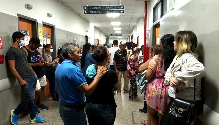 Centenar de personas esperaban ayer por atención médica en el Hospital San Pablo.