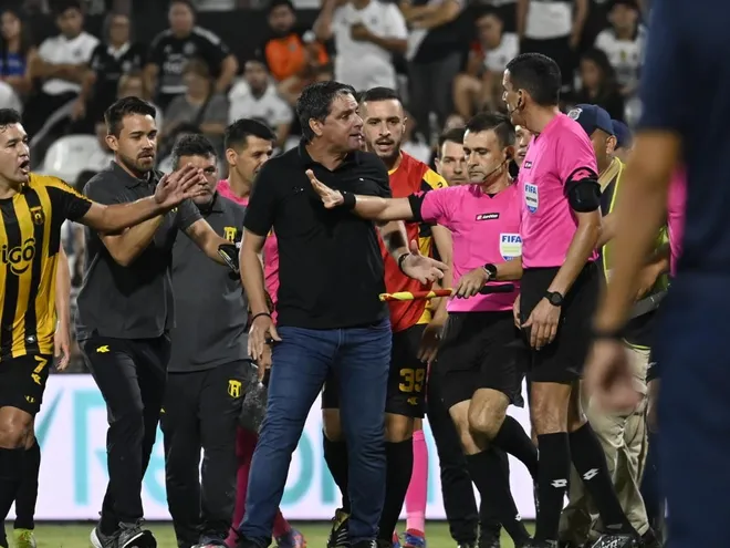 Hernán Rodrigo López (de negro), entrenador de Guaraní, reclama al árbitro la tarjeta roja que recibió durante el clásico más añejo en el Manuel Ferreira por la décima fecha del torneo Apertura 2023 del fútbol paraguayo.