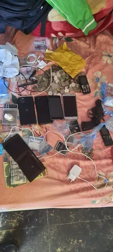 Droga, armas de fuego, billetes de baja denominación y celulares fueron incautados por la Policía Nacional en el allanamiento realizado al interior de un asentamiento en Ypané.