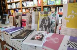 Vista de libros de la escritora uruguaya Cristina Peri Rossi, ganadora del Premio Cervantes, en una librería de Montevideo, Uruguay.