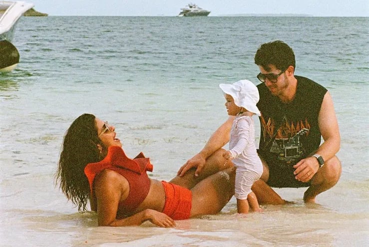 Nick Jonas con su esposa Priyanka Chopra y su hija Malti disfrutando del verano 2023.
