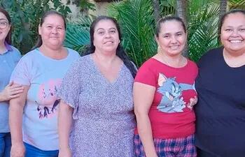 Ellas son las mujeres que conforman la delegación “Gira internacional Cateura Accesorios” que viajan a España a llevar sus emprendimientos: Soraya Bello, coordinadora del proyecto en Paraguay; las artesanas Sara Gaona, Cynthia Oviedo, y Librada Leguizamón, y  Guillermina Lara, la administradora del proyecto.