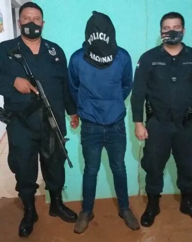 El detenido Alipio González Villalba aparece custodiado en la comisaría 15ª.