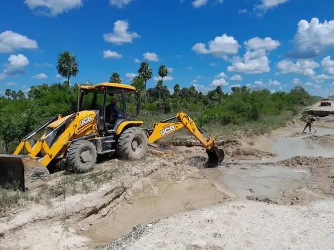 Tras el paso de las aguas de lluvia que inundaron varios tramos del camino que conduce a Puerto Casado, ahora se procede a la reparación de trayecto.