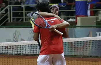 Verónica Cepede y Adolfo Daniel Vallejo celebran la clasificación a la final del Dobles mixto de Asunción 2022.