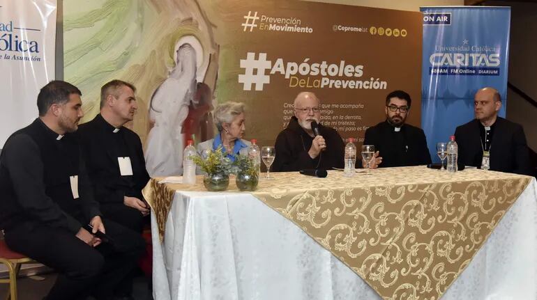 Cardenal O´Malley y el equipo del Ceprome en conferencia de cierre del congreso sobre gestión de casos de abuso sexual.