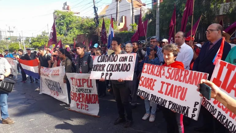 Manifestación de organizaciones sociales en contra de lo que consideran como una traición de Santiago Peña a los intereses del Paraguay.