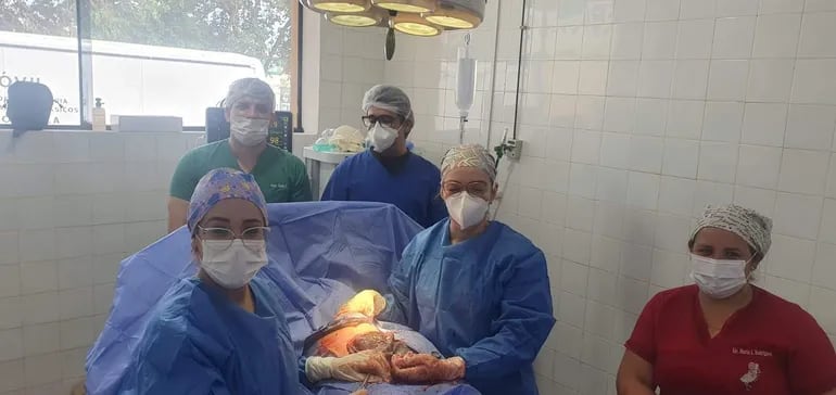 Procedimiento quirúrgico para el nacimiento de Stephanía en San Juan Nepomuceno.