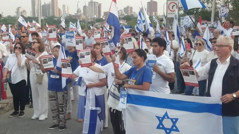 Importante número de la Comunidad Judía del Paraguay se dio cita en la Costanera para pedir por la paz y la vida de los secuestrados por Hamás en Gaza.