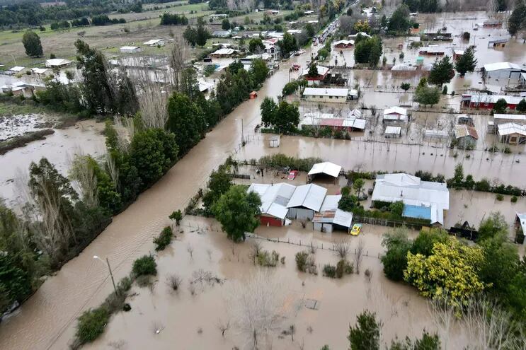 Vista aérea de la ciudad de Cabrero, en Chile, donde las fuertes lluvias elevaron el nivel río Laja.