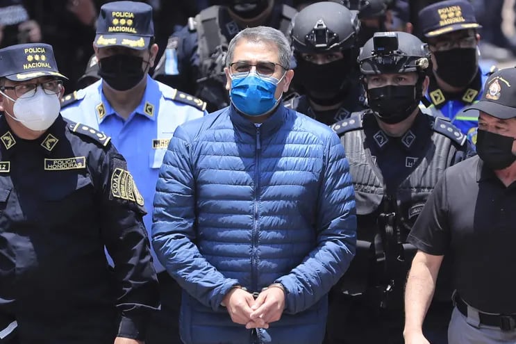 Policías custodian al expresidente hondureño Juan Orlando Hernández (c)