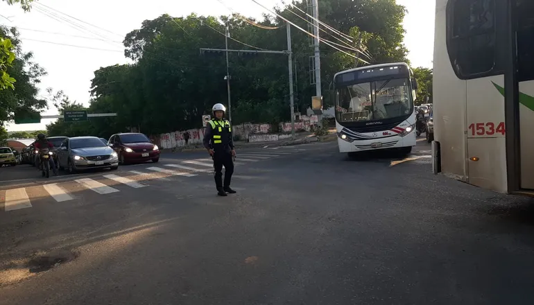 Agentes de la PMT redirigen el tránsito esta mañana en zona de la avenida Artigas, debido a manifestaciones de indígenas.
