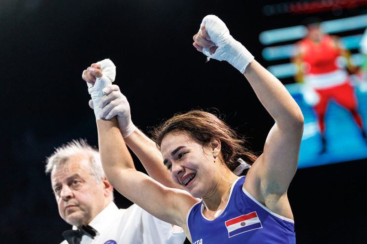El festejo de Minerva Montiel después del triunfo, por decisión unánime de los jueces, en el debut en el Mundial de Boxeo Femenino de la IBA.
