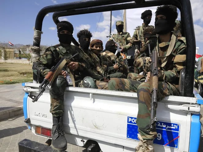 Combatientes hutíes en patrulla en Saná, Yemen.