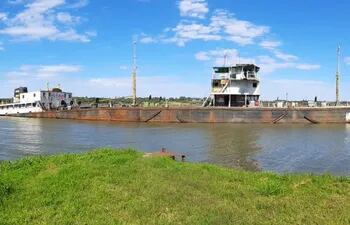 El buque con 7.000  litros de aceite vegetal en descomposición se encuentra encallado desde hace dos años en el puerto Campichuelo.