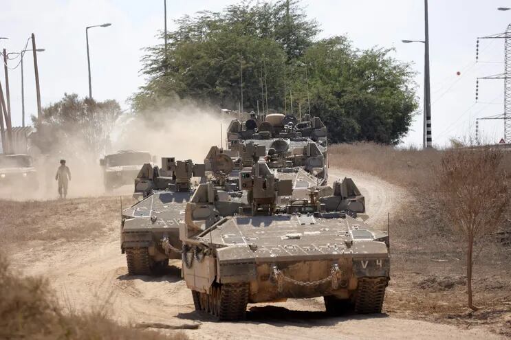 Tanques israelíes cerca de la frontera con Gaza, este domingo.