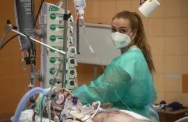 Una enfermera asiste a un paciente internado con coronavirus (Covid-19) en una unidad de terapia intensiva.
