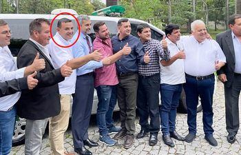 José Insfrán Galeano (en círculo) posa sonriente al lado de Mario Abdo Benítez luego de la reunión de presentación de la ambulancia. En la imagen se ve también a otras  autoridades.