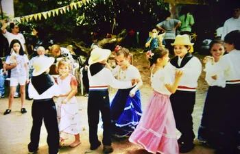 Aprendiendo los bailes típicos paraguayos.