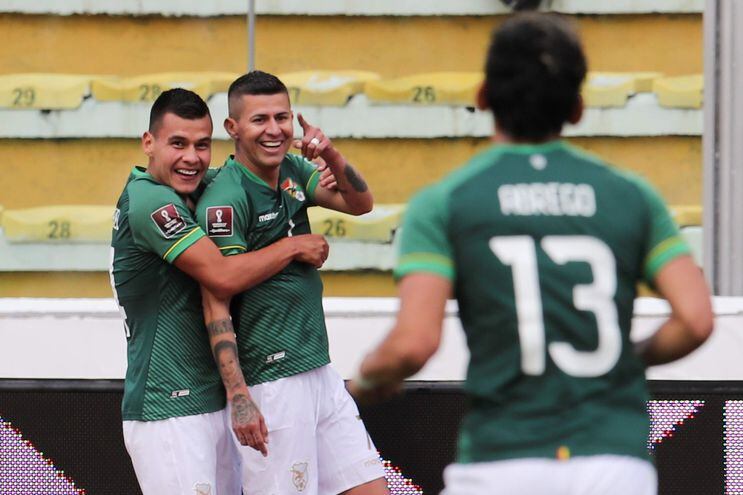 Juan Carlos Arce celebra con un compañero uno de los dos goles que marcó ayer para Bolivia ante Uruguay.