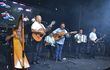 Nestor Damián Girett y Los Misioneros durante su actuación en el Festival Internacional del Batiburrillo, Siriki y Chorizo Sanjuanino, el sábado en San Juan Bautista, Misiones.