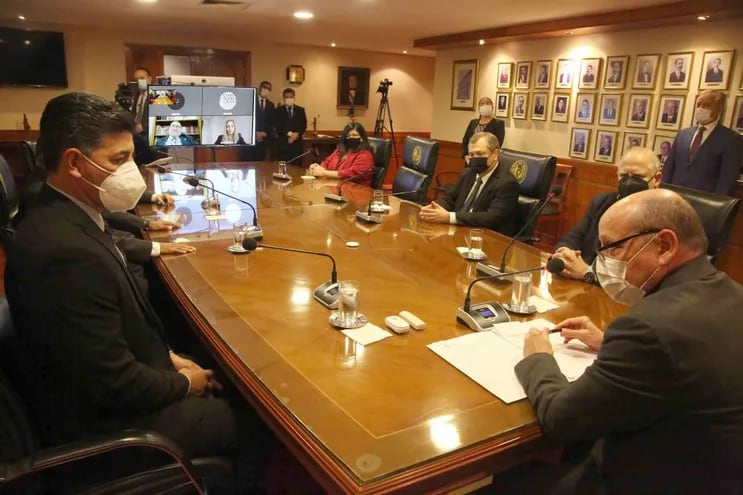 Los miembros de la Corte durante la sesión en que asumió el reciente ministro Víctor Ríos.