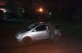 El automóvil fue abandonado al costado de un esteral en el barrio La Blanca.