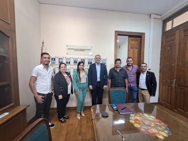 El grupo de concejales de Zanja Pytã se reunieron con el ministro de Hacienda, Óscar Llamosas (centro) para presentar su reclamo.